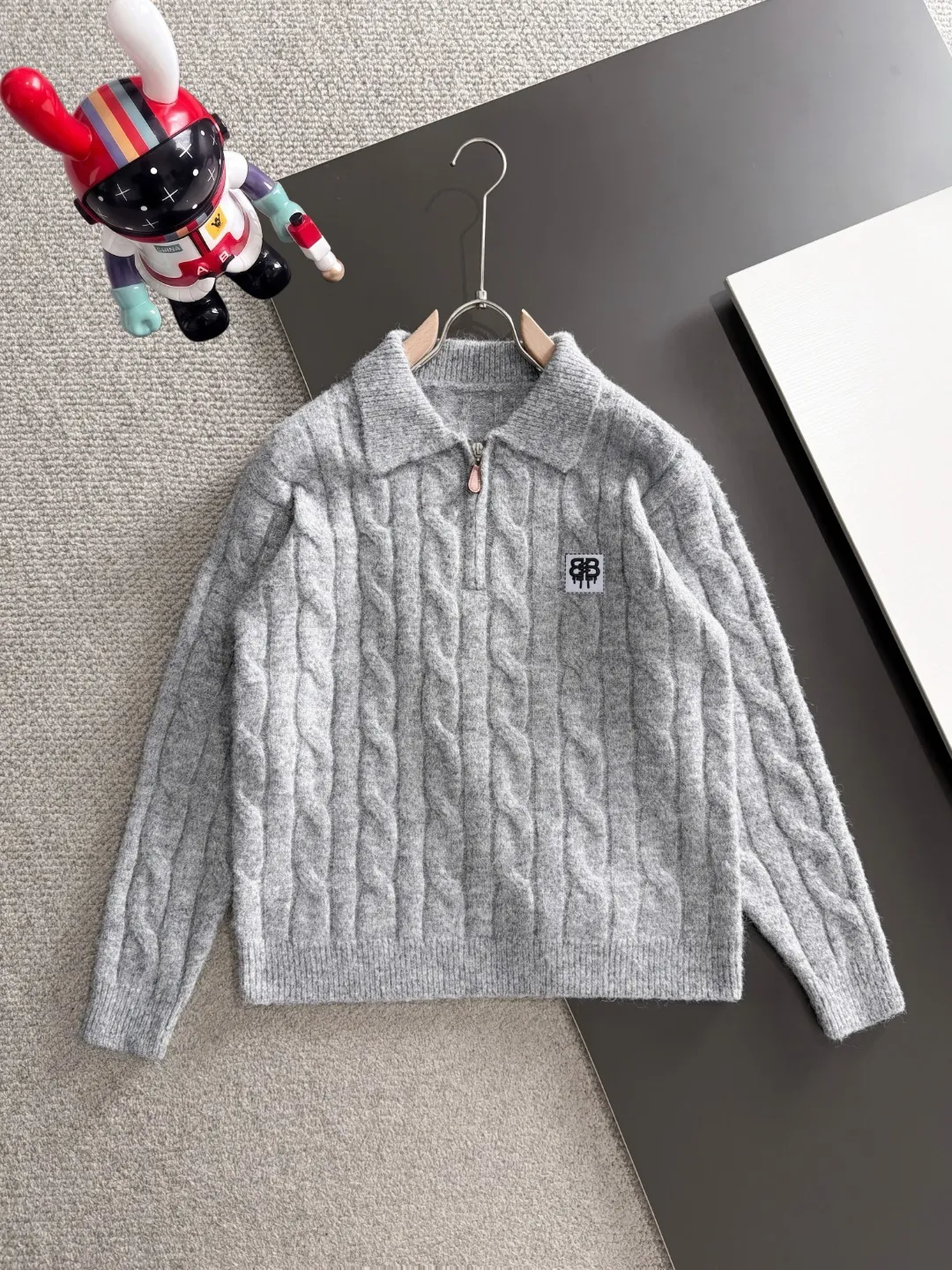 Next day shipping P195 Balenciaga high quality 2026 autumn and winter official website latest sweater, on sale at the same time at the counter Hot Sale! Specially made of wool blended fabric. It feels comfortable and can be directly in contact with the skin. The logo badge is exquisitely embroidered, which is extremely eye-catching! The details highlight the fashionable charm of big brands. Exquisite workmanship. Three-dimensional cutting style. The wearing effect is invincible and handsome! All three standards are complete! Sizes:M-3XL